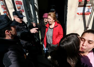 El desahucio de cuatro familias de la calle Argumosa, en imágenes