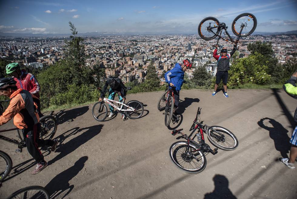 Estampas de Bogotá, una ciudad que busca dejar atrás un pasado lúgubre