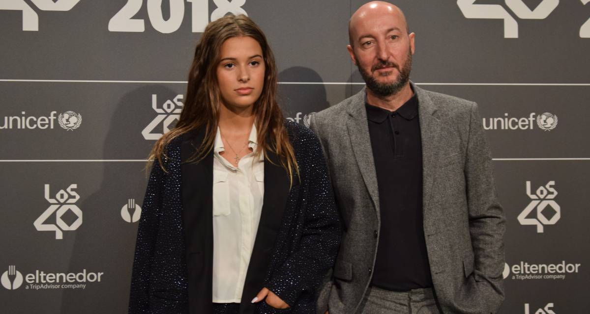 Dora Postigo junto a su padre, DIego Postigo, en los premios 40 principales, en Madrid, el pasado septiembre.