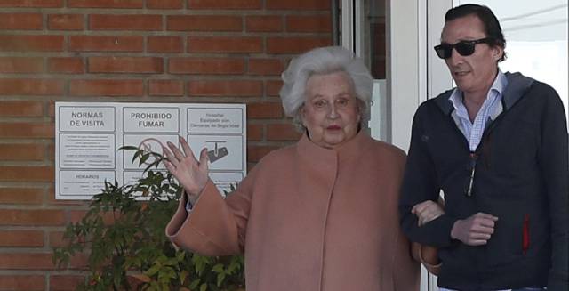 La Infanta Pilar de Borbón y su hijo Fernando Gomez Acebo a la salida de la Clinica Ruber de Madrid, este viernes.