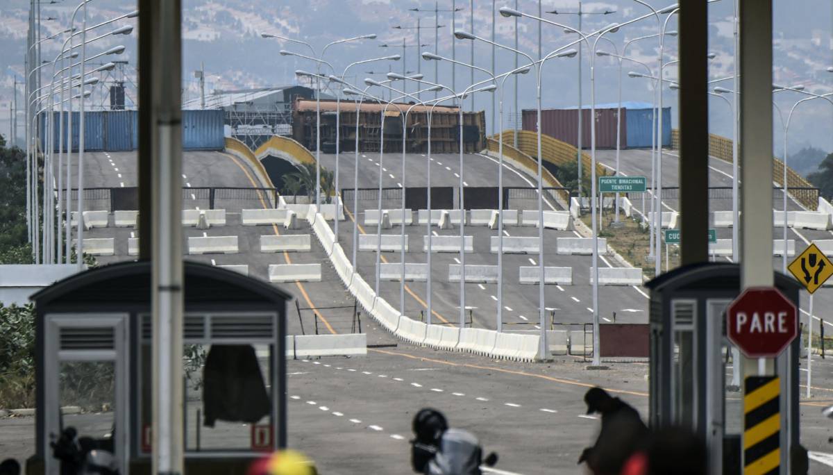 Vista del puente de Tienditas bloqueado por camiones .