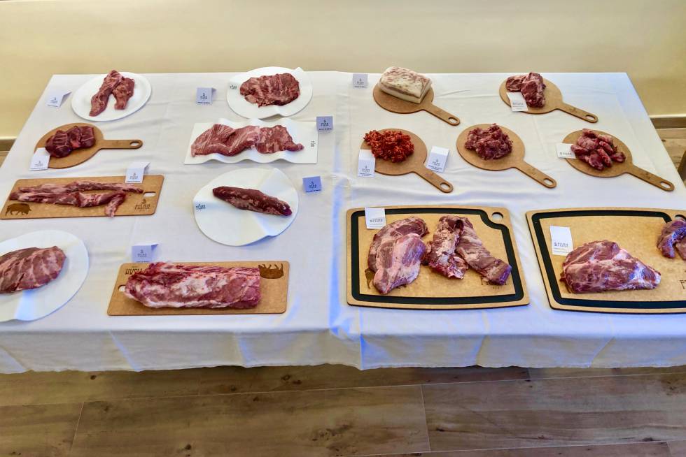 MESA CON LOS DISTINTOS CORTES DE IBÉRICO DE BELLOTA CAPEL