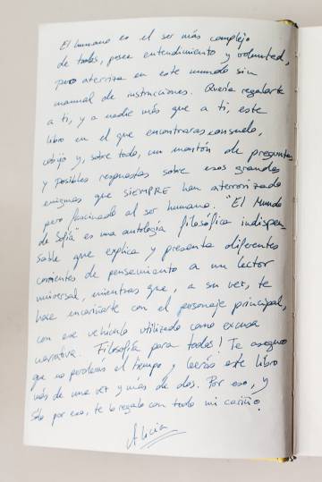 Arriba, a la izquierda, dedicatoria en El mundo de Sofía, uno de los libros recogidos en teta & teta.