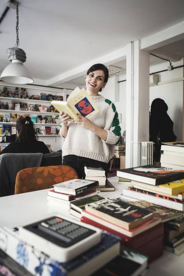 María Rufilanchas, creadora de 'A las olvidadas', en su oficina madrileña, que sirve como lugar de recepción y de almacenaje de los libros dedicados.
