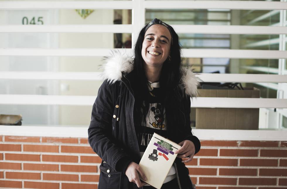 Susana Llera, reclusa en la prisión de Estremera, muestra 'El perfume'.