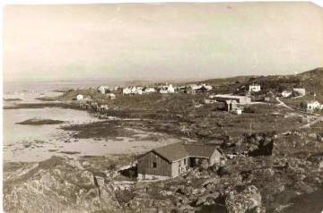 Vista de la bahía de Lovund en 1977, cuando no había alojamiento turístico en la isla.
