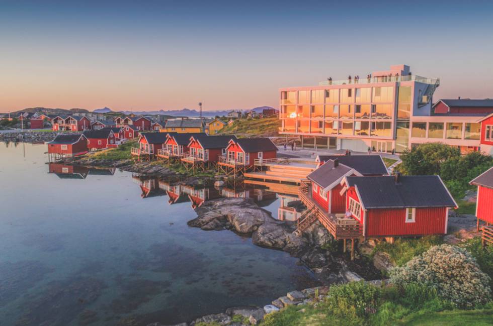 Vista actual del moderno Lovund hotel dominando la bahía.