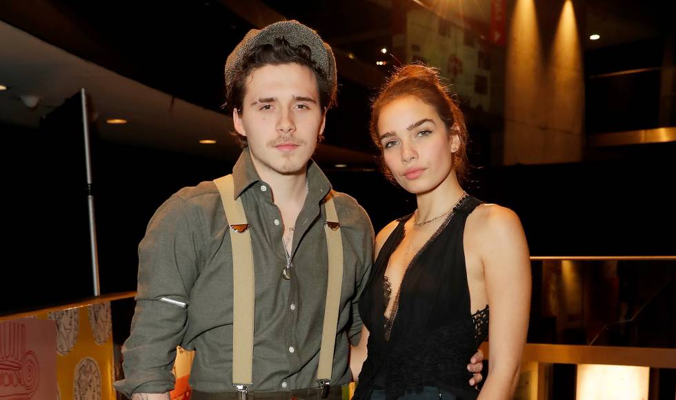 LONDON, ENGLAND - FEBRUARY 18: Brooklyn Beckham y Hana Cross en Londres el 18 de febrero.