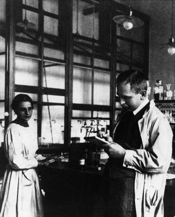 Lise Meitner trabajando con el Premio Nobel de Química Otto Hahn en 1920. A ella no se le reconoció su labor hasta 1982, cuando ya llevaba muerta 12 años.