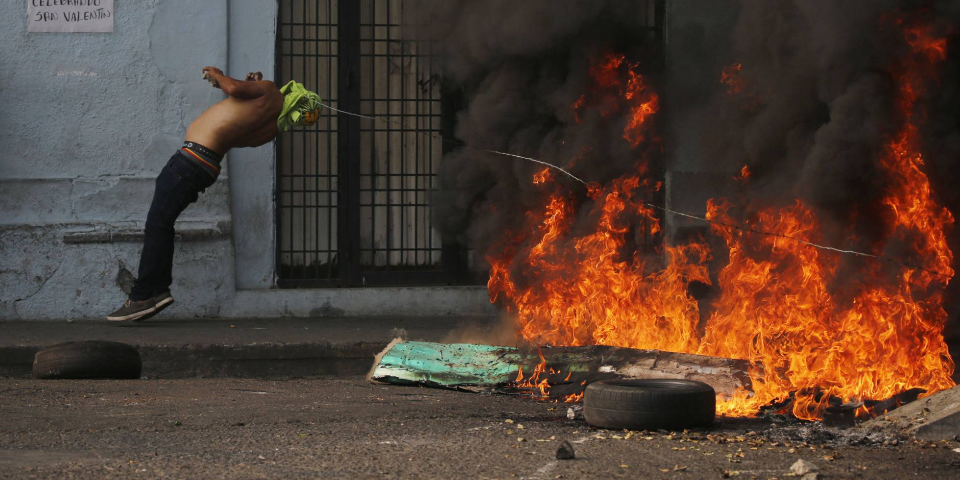 Un manifestante se engancha en un alambre de púas durante los enfrentamientos con la Guardia Nacional Bolivariana en Ureña (Venezuela).