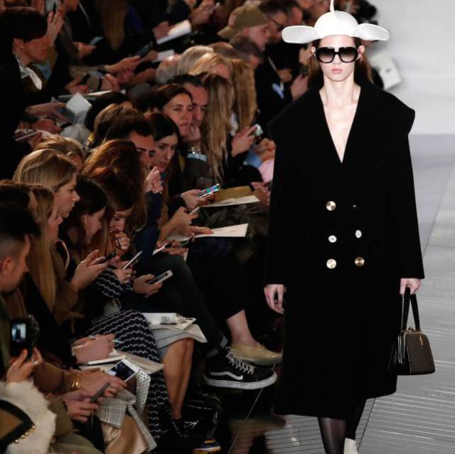 Una modelo, durante el desfile de Loewe en París, este viernes.rn
