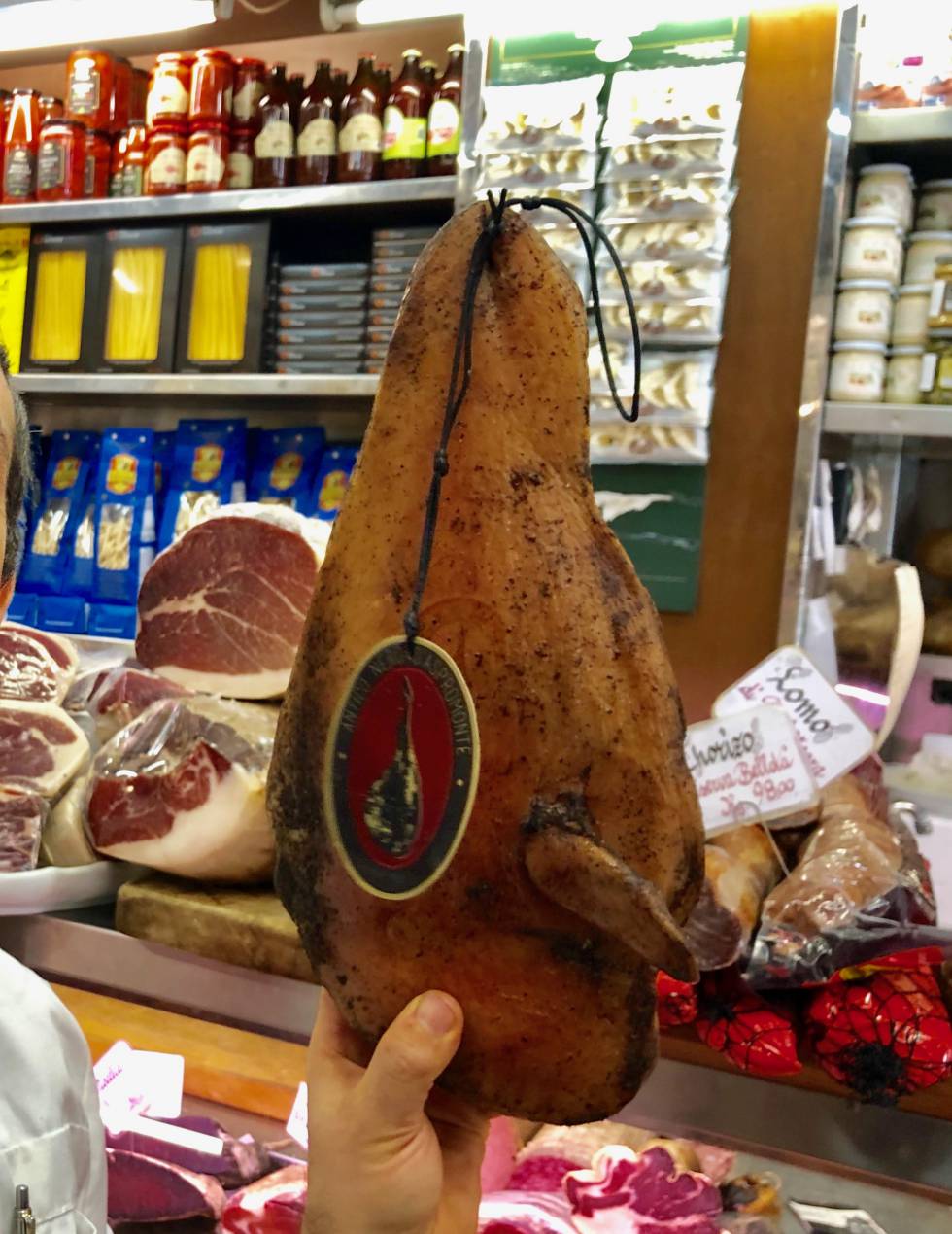 GUANCIALE CON EL PEDÚNCULO QUE SOBRESALE DE LA PIEL, RASGO CARACTERÍSTICO DEL CERDO
