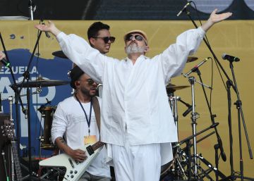Miguel Bosé critica a Pedro Sánchez por una campaña del Gobierno contra las pseudoterapias