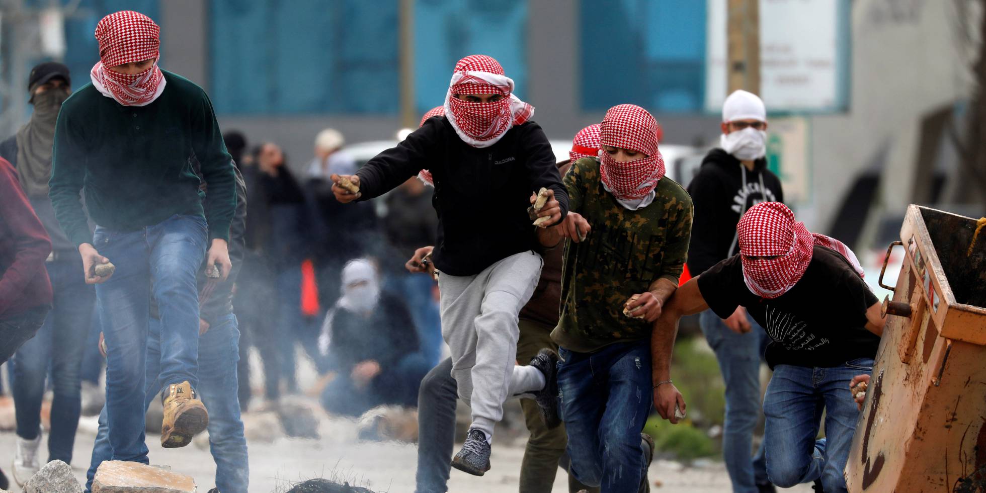 Un grupo de manifestantes palestinos corren durante los enfrentamientos con las fuerzas israelíes cerca del asentamiento judío de Beit El, en Ramala.