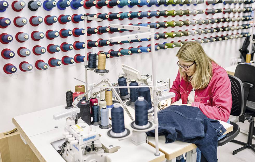 Costurera en la sala de corte y confección del Centro de Denim de Ámsterdam.