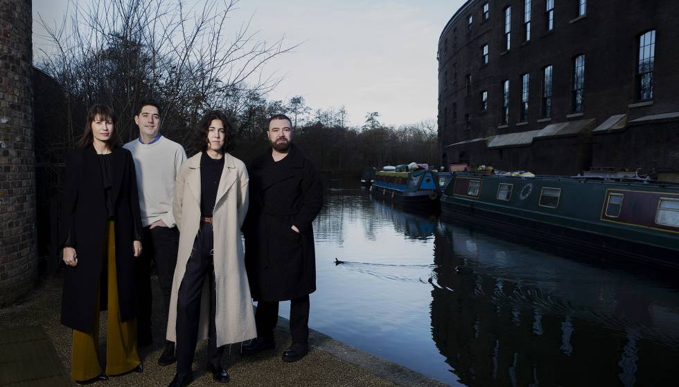 Laura Villasenin, José Ojeda, Carlota Barrera y Emilio de la Morena, en Coal Drops Yard (Londres).