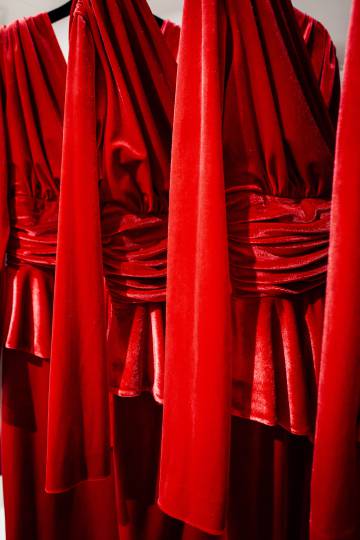 Vestidos rojos de terciopelo para invitadas.