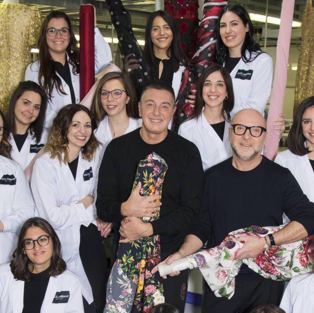 Domenico Dolce y Stefano Gabbana junto a las costureras de su taller.