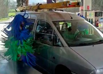 Escobilla de túnel de lavado: el disfraz viral del carnaval de dos vascos