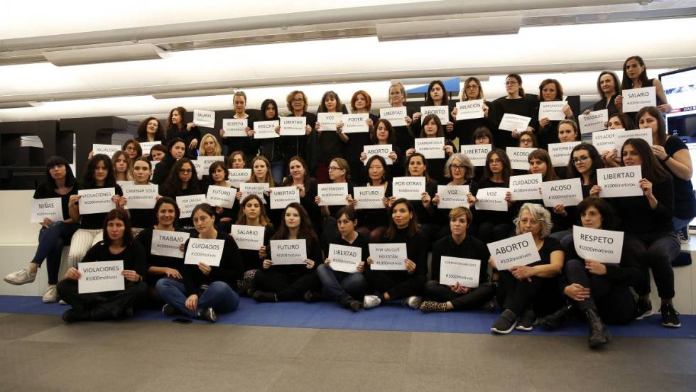 Female staff members from EL PAÍS hold up signs with the issues behind their protest, including “respect,” “work,” “abortion,” “freedom,” “rape,” “salary,” “maternity,” and “power.”