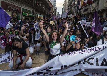 Miles de mujeres se manifiestan en Ciudad de México