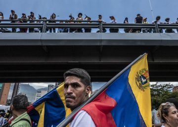 Chavistas y opositores marchan en una ciudad a oscuras