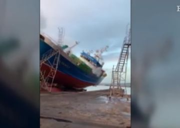 Un barco pesquero de 34 metros se desploma en A Coruña mientras lo reparaban