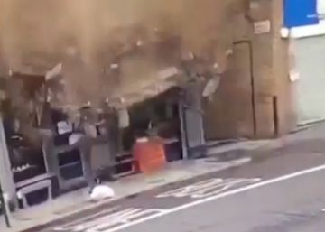 Un transeunte escapa por segundos de ser aplastado por un edificio