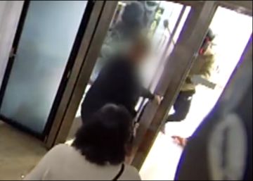 Dos delincuentes asaltan a mazazos una joyería de Barcelona
