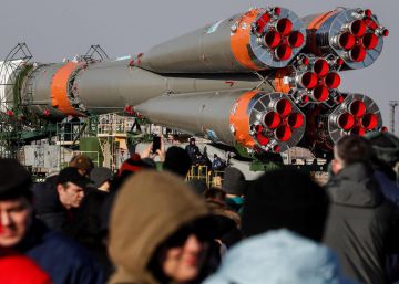 Así se prepara el cohete que lanzará la Soyuz MS-12 a la EEI, en imágenes