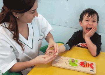 La reacción de un niño de tres años al recibir un brazo biónico
