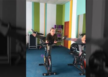 El ejercicio de gimnasia sobre una bicicleta de ‘spinning’ que se ha hecho viral