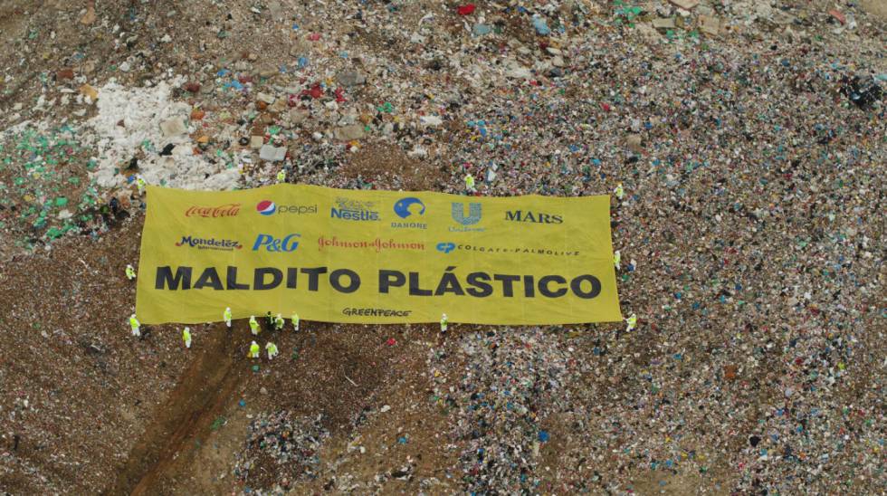 Pancarta gigante desplegada en Valdemingómez.
