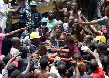 El derrumbe de una escuela en Nigeria, en imágenes