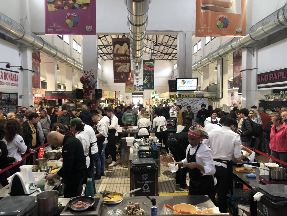 MOMENTO DE LA PREPARACIÓN DE LOS PLATOS EN EL MERCADO MUNICIPAL DE DÉNIA CAPEL