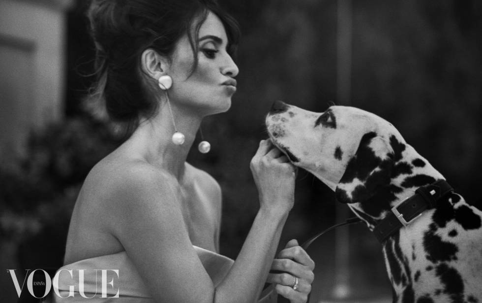 Imagen interior del número de abril de 2019 de Vogue España, con Penélope Cruz con vestido y chal de Karl Lagerfeld para Chanel de la colección de alta costura otoñoinvierno 1991-1992.