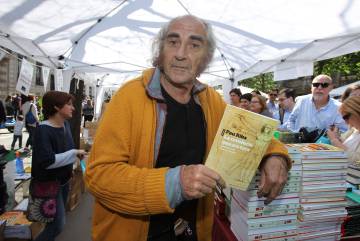 Pau Riba con uno de sus últimos libros en el Día de Sant Jordi, en Barcelona en 2016.