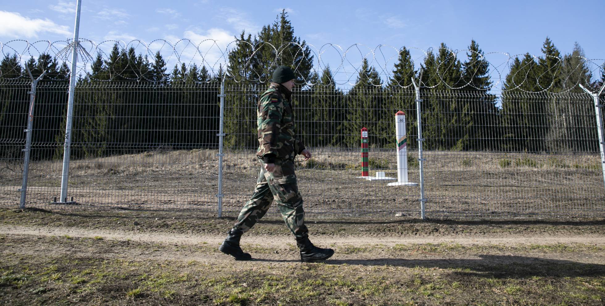 El soldado Algirdas, de 29 años, patrulla una de las zonas fronterizas ntre Lituania y Kaliningrado (Rusia).