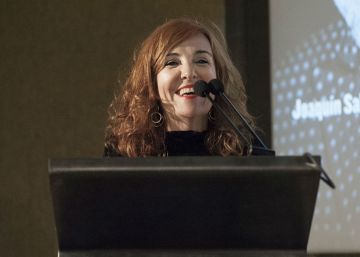 La escritora Elvira Lindo y la periodista de EL PAÍS Anatxu Zabalbeascoa, entre los colegiados de honor del COAM