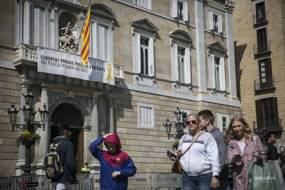 A yellow ribbon on a public building in Catalonia.
