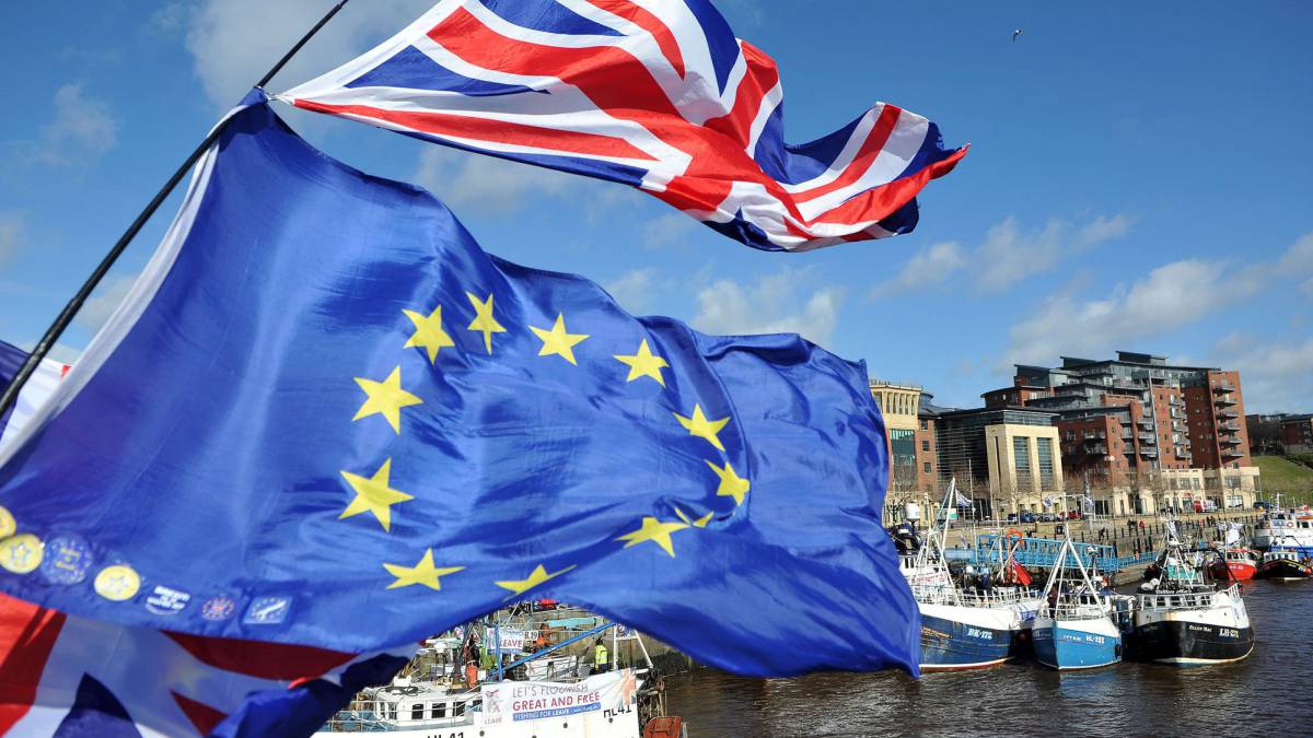 Pescadores en Newcastle protestan por los términos propuestos en el Brexit.