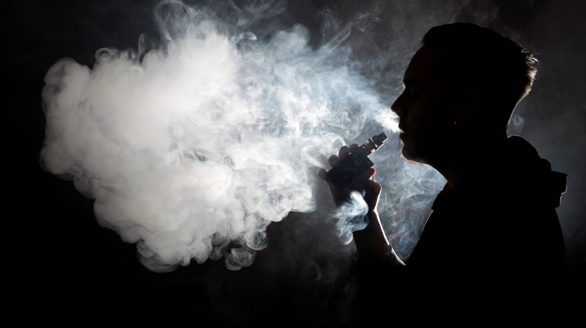 Un hombre con un cigarrillo electrónico.