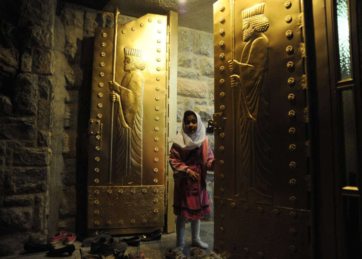 Una niña a las puertas del santuario de Chak Chak.