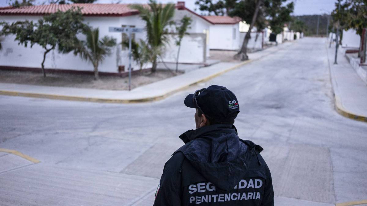 Un agente observa el penal de Islas Marías.