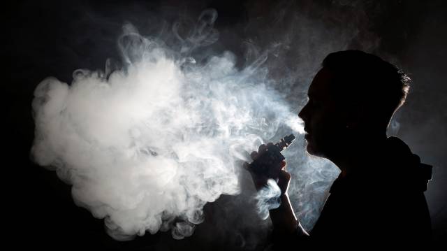 Un hombre con un cigarrillo electrónico.