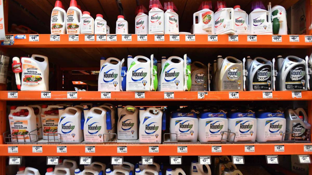Botes de Roundup en un supermercado.