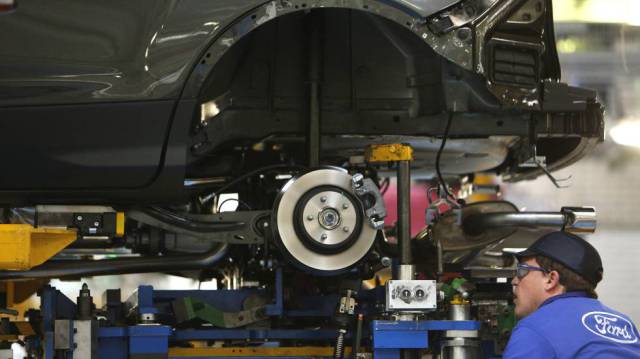 Un trabajador de la planta de Ford en España.