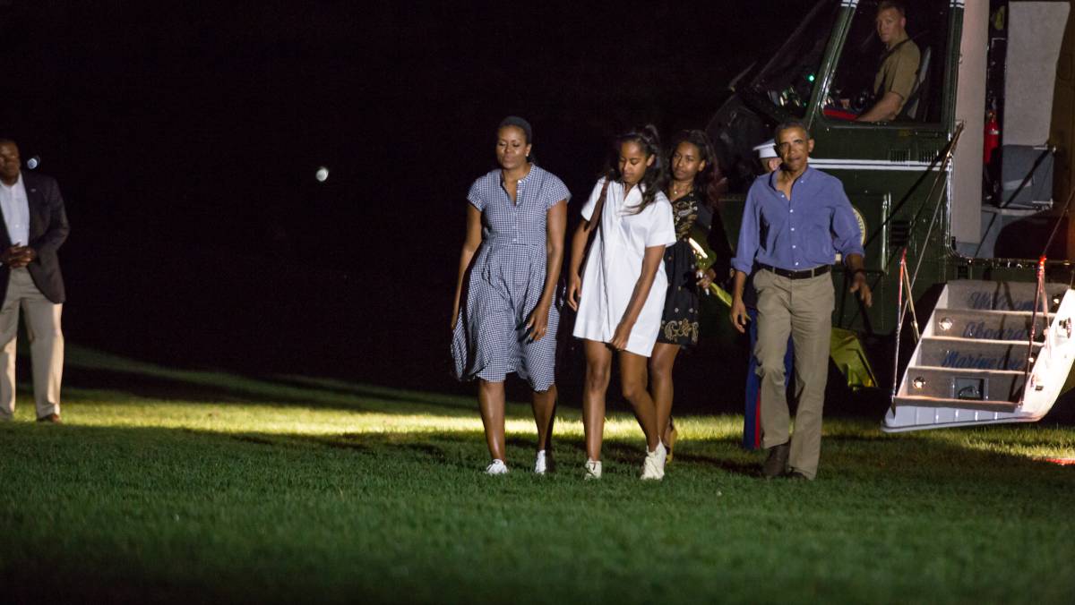 Michelle y Barack Obama con sus hijas.