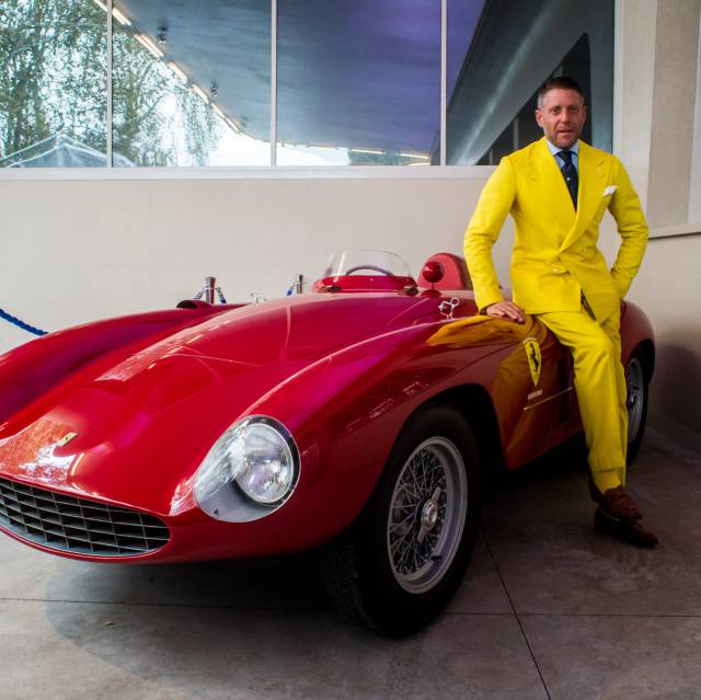 Lapo Elkan con un coche de su colección.