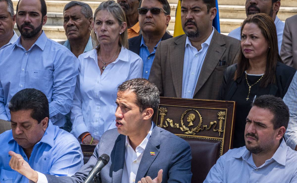 Guaidó y Roberto Marrero (arriba, a sus espaldas), este mes en Caracas.